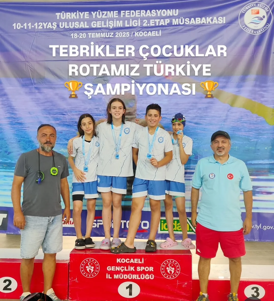 Madalyalı Ata Yüzme sporcuları kulüp bayrağıyla