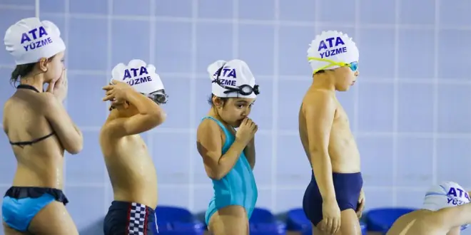 Ata boneli minik öğrenciler gözlüklerini takıyor