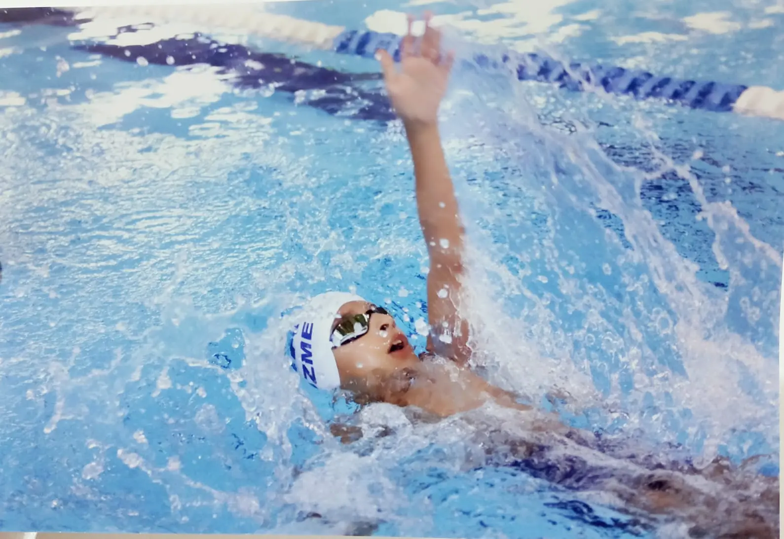 Ata Swimming athlete swims backstroke in the lane