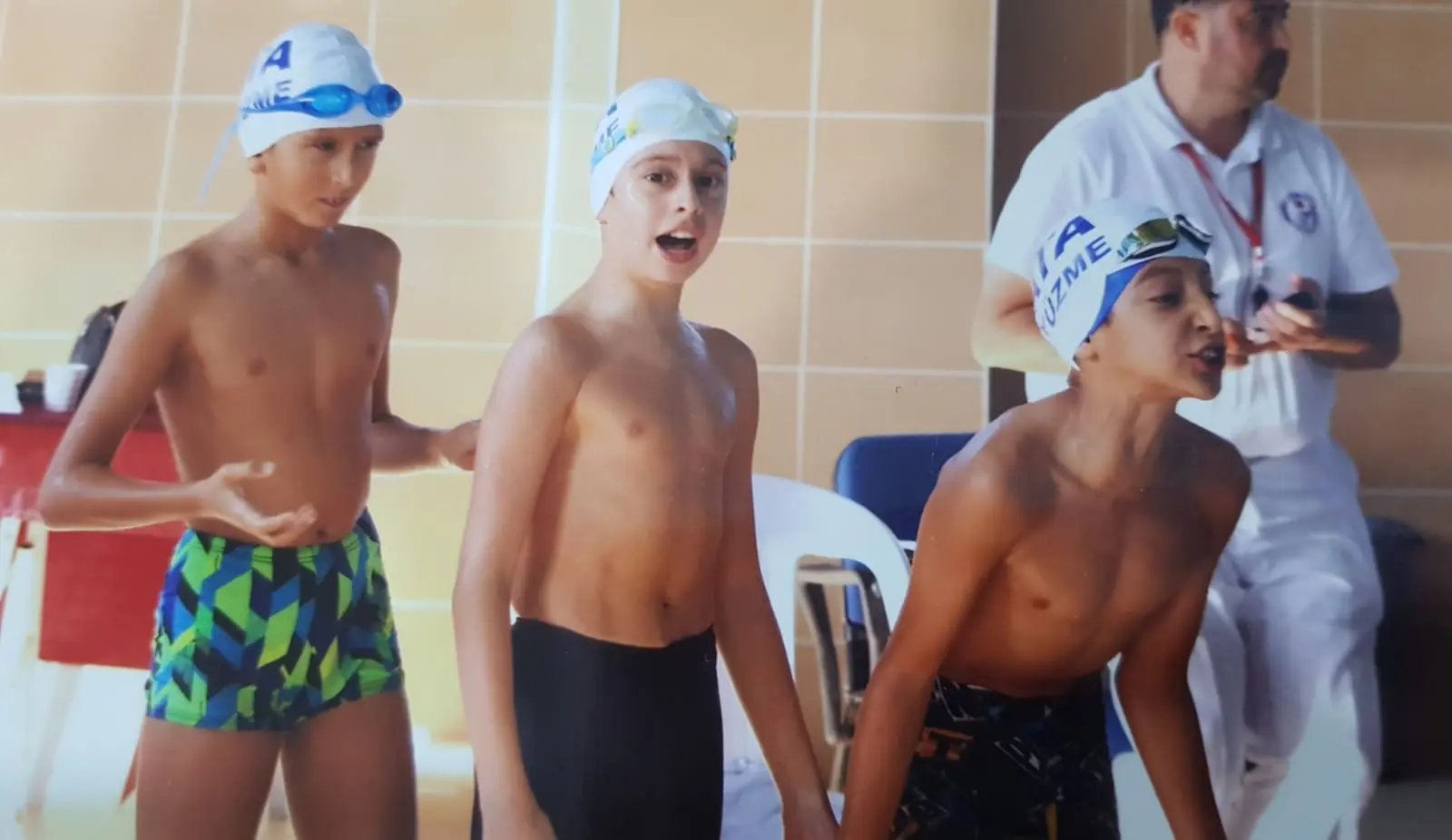 Yarış sonrası sonuçları takip eden genç sporcular
